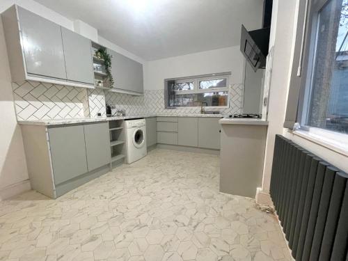 Spacious, Bright, Private 3 Bed Family Home