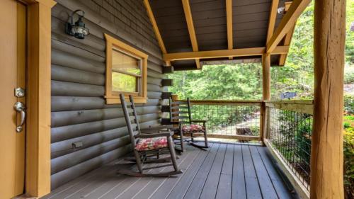 Little Smoky Getaway 1 Bedroom Cabin with new hot tub and King Size Bed
