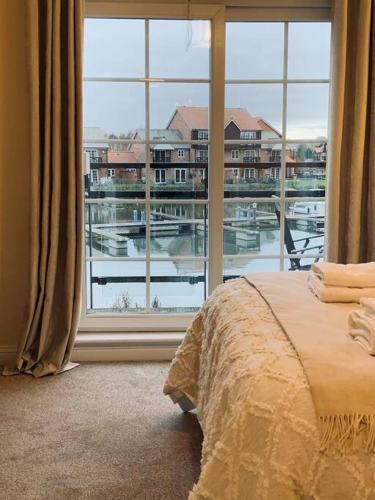 Waterside Townhouse With Balcony And Marina View