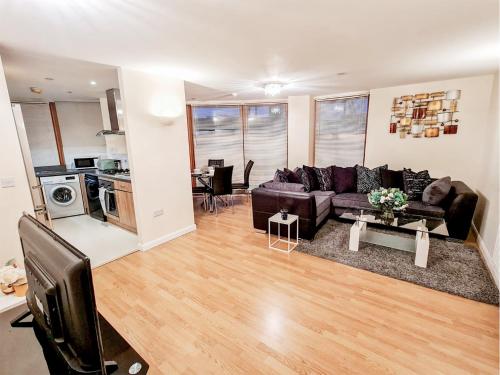 Lovely 2-bedroom Penthouse Apartment- Free Parking