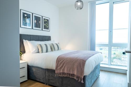 Stylish 1 Bedroom Apartments Free Parking - City View by Opulent