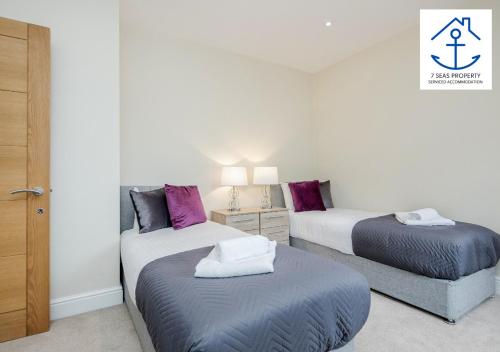 Luxury 2 Bed Apartment by 7 Seas Property Serviced Accommodation Maidenhead with Parking and Wifi