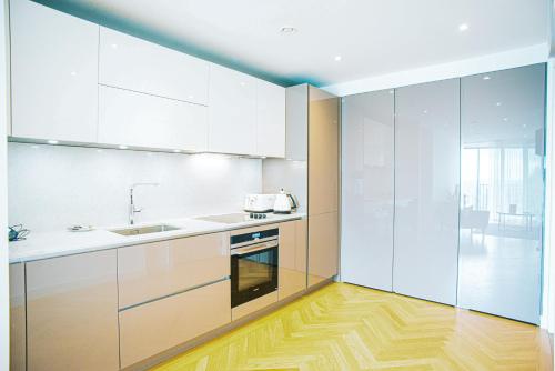 High rise 1 bedroom apartment in Southbank