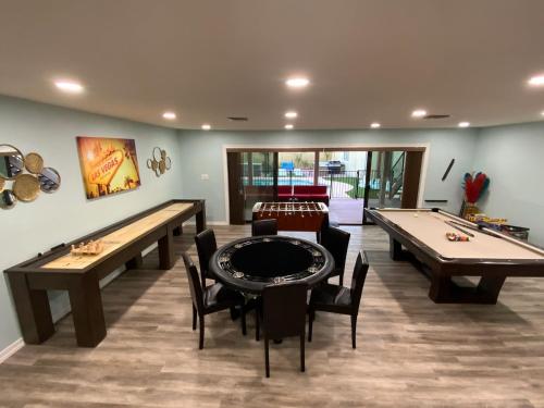 Contemporary Luxurious Mansion - 7BR Modern, Pool-Hot Tub, BBQ-Sauna, Basket Ball, Game Room, Hammocks, Amazing