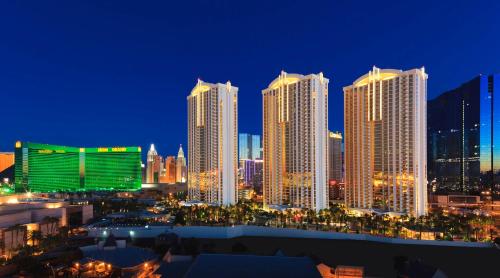 Awesome The Signature MGM condo with Strip view. No resort fee!