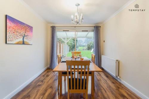 COSY 3 BED & FREE PARKING - 5 MINS TO LEGOLAND!