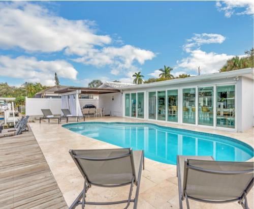 New Gorgeous Modern Hollywood Waterfront Home with Private Pool & Dock home