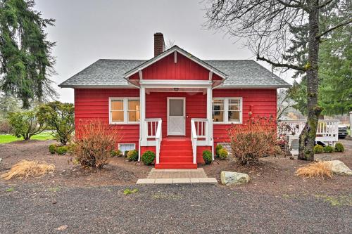 Redmond Farmhouse on 2 Acres with Deck and Grill!