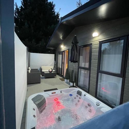 Reynards Retreat Lodge with Hot Tub