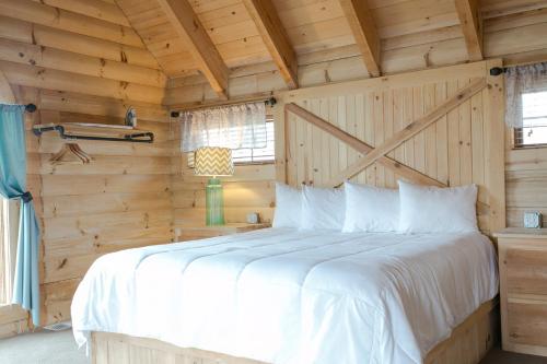 Hummingbird Haven Cabin by Amish Country Lodging