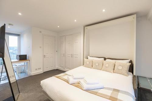 Modern studio flat with balcony on the King’s Road in Chelsea, London