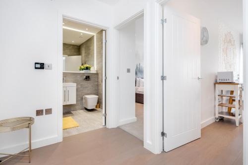 St Albans City Thameslink, Luxury Apartments, GREAT LOCATION, Sleeps up to 6, Free Parking, Free WiFi & Movies, Direct link to London St Pancras, Gatwick & Luton Airports