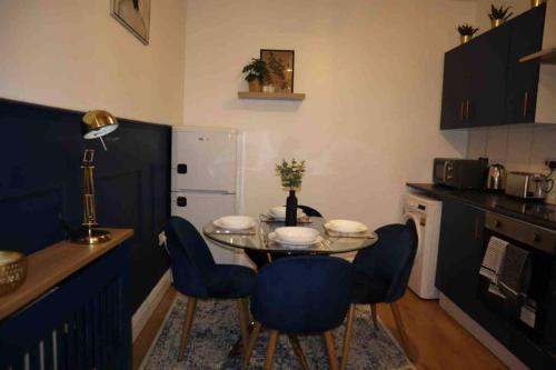 LARGE 1 bed SERVICED apartment in the town centre