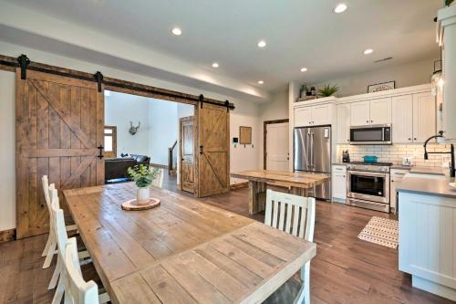 Modern Farmhouse with Patio, Grill and Mtn Views!