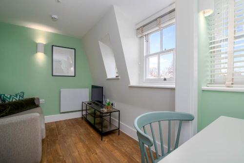 GuestReady - Modern Top Floor 2BR Home by Russell Square 4 guests