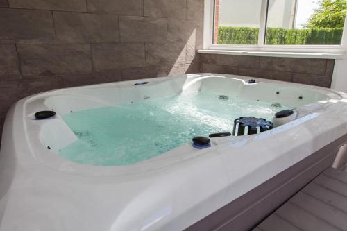 Luxury Arthur Seat ViewTownhouse with a Hot Tub