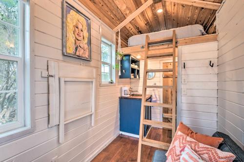 Prairie Rose Tiny House with Fire Pit and Grill