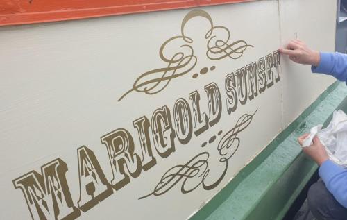 NEW 2022! Fixed stay characterful narrowboat at the Kelpies, Marigold Sunset