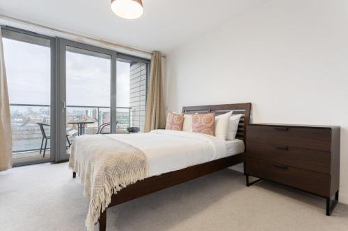 Modern 1 Bedroom Apartment Near Canary Wharf with Balcony