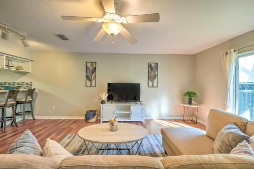 Bright Townhome with Lanai about 4 Mi to Dtwn Tampa