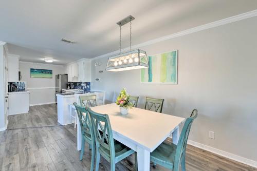 Bright and Chic Pensacola Townhouse with Sunroom!