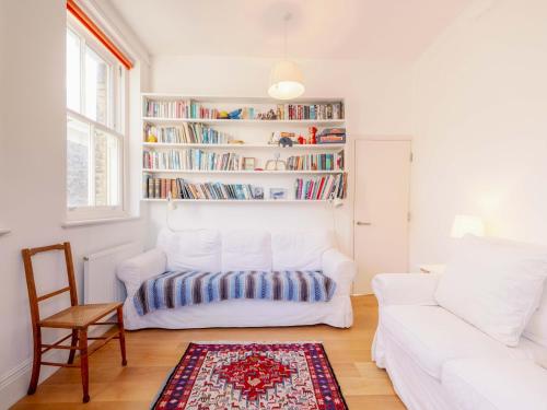 Pass the Keys Cosy, bright and spacious 1-bed with huge balcony