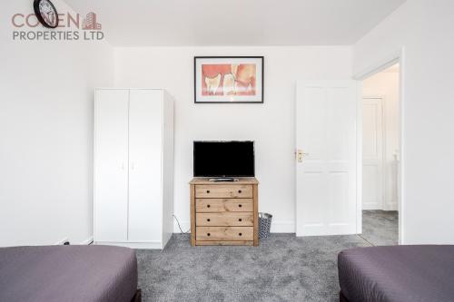 Impeccable 4-Bed Apartment in Hornchurch