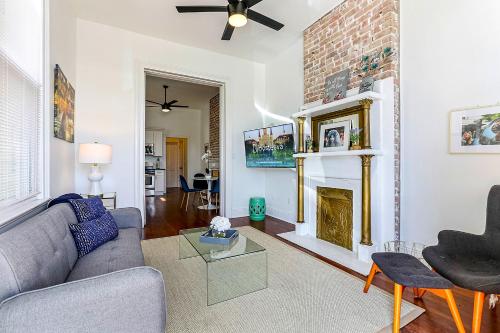 Private 2BR in Uptown by Hosteeva