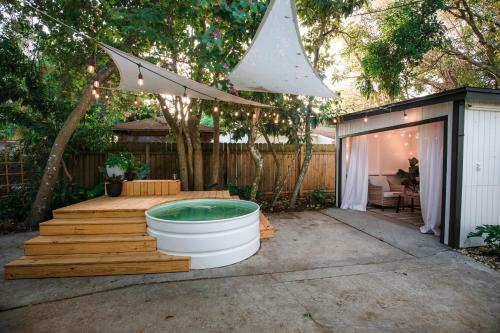 A Vero Oasis-Soaking pool, lanai w/ amenities
