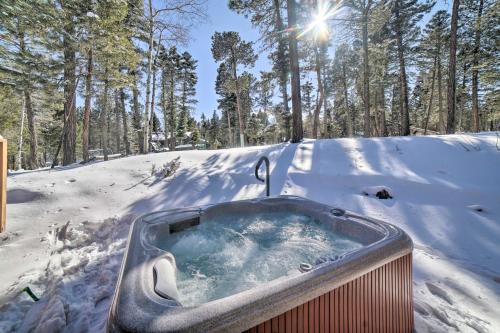 Stylish, Serene Angel Fire Cabin with Hot Tub!
