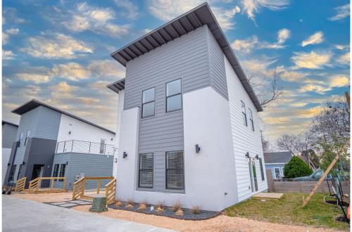 BRAND NEW Stylish 3BR2BA Near Exciting Downtown