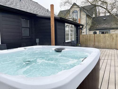 Modern 2 Bedroom Farmhouse Cottage with Hot Tub in Snohomish