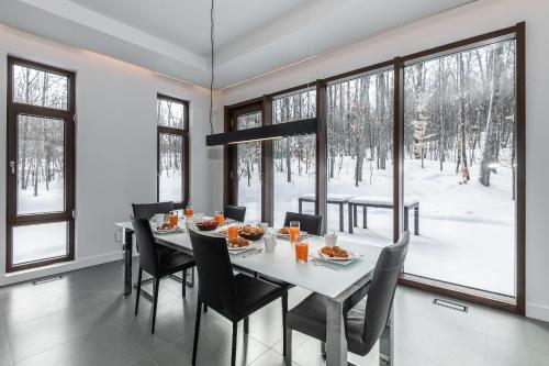 Luxurious Nordic Lodge Tremblant - 5 Bedrooms with Hot Tub and Pool Table - B55