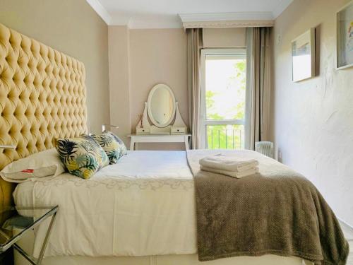Cama o camas de una habitación en Apartamento de Lujo en Jerez, wifi y parking.
