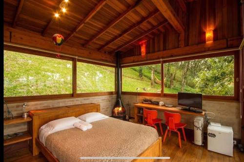 Chalés alpinos Novidade na Booking.com Ideal para viagem em dupla Casa da Árvore - Mirante da Coruja - 10 km de Campos do Jordão Menor preço em Chalés alpinos Novidade na Booking.com Ideal para viagem em dupla Casa da Árvore - Mirante da Coruja - 10 km de Campos do Jordão