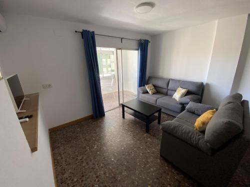Zona de estar de apartamento en Fuengirola con piscina