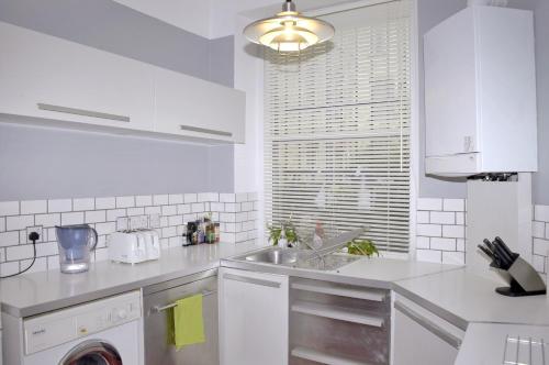 Zone 1 Victorian 2 Bed Flat by Station & Park