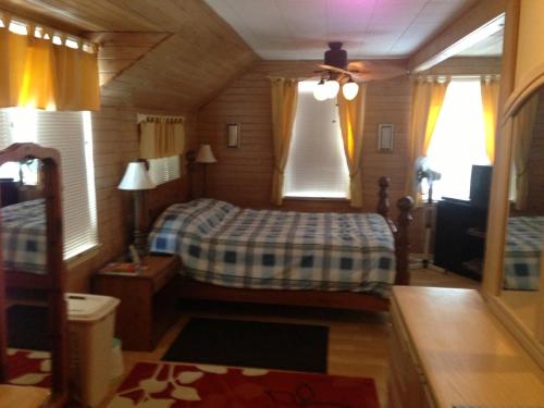 4 Bedroom Cottage on Manitoulin Island Next to Sand Beaches!