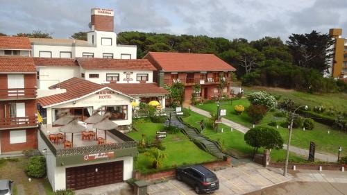 vista aérea de una casa con patio en el Hotel Mariska Dos Estrellas Superior de Villa Gesell