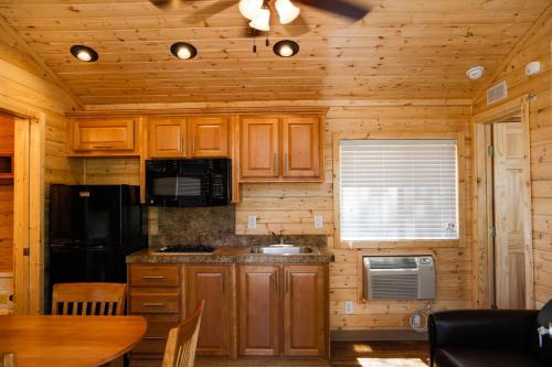 Ponderosa Camping Resort One-Bedroom Cabin 4