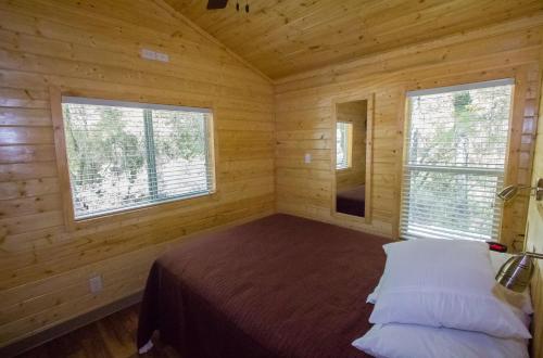 Oakzanita Springs Camping Resort Cottage 4