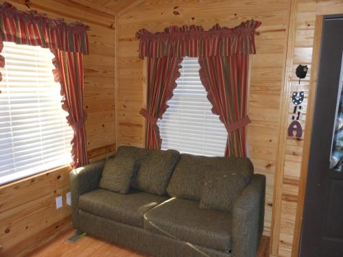 Oakzanita Springs Camping Resort Cabin 2