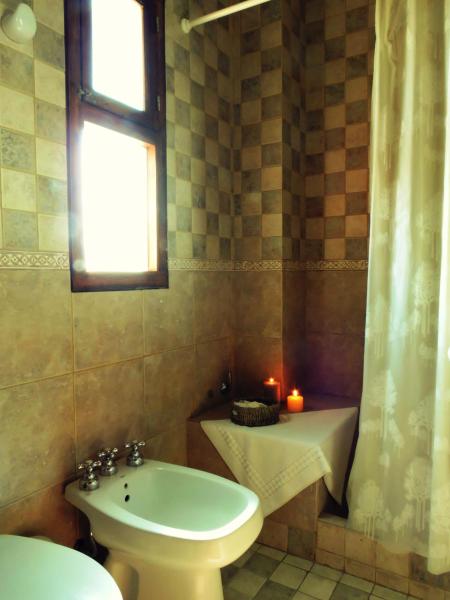 un baño con aseo y aseo y ventana al Marina Green Club de Villa Gesell