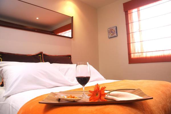 Cama o camas de una habitación en 6 Suites Hotel