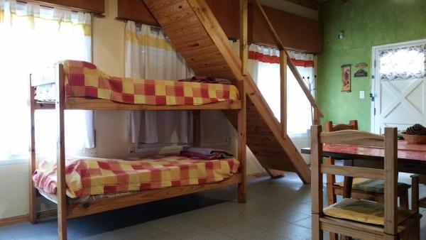 un dormitorio con dos literas en una habitación en Duplex Villa Gesell en Villa Gesell