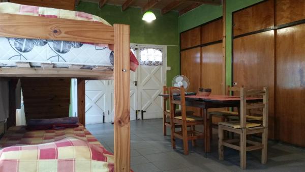 una habitación con literas y una mesa y un comedor en el Duplex Villa Gesell en Villa Gesell