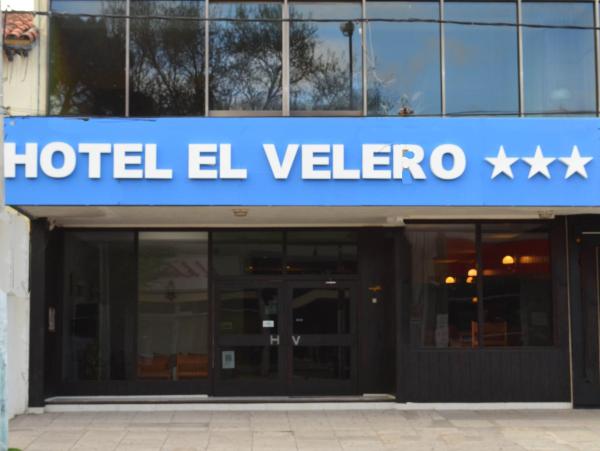 un cartel del hotel el vallecano frente a un edificio del Hotel El Velero de Villa Gesell