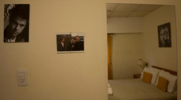 una pared blanca con una imagen de un hombre en el Hotel de Cine Las Golondrinas de Villa Gesell