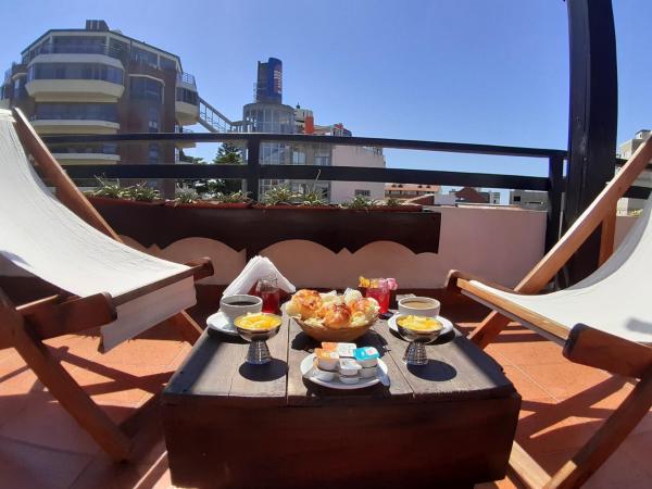 una mesa con un cuenco de comida en un balcón en la Hostería Santa Bárbara de Villa Gesell