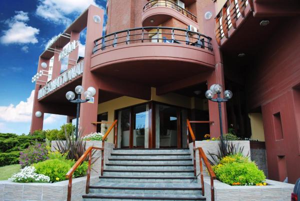 un edificio con escaleras que conducen a un edificio del Hotel Gran International de Villa Gesell